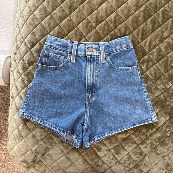 ✨Levi’s High Waisted Mom Shorts - Picture 4 of 7